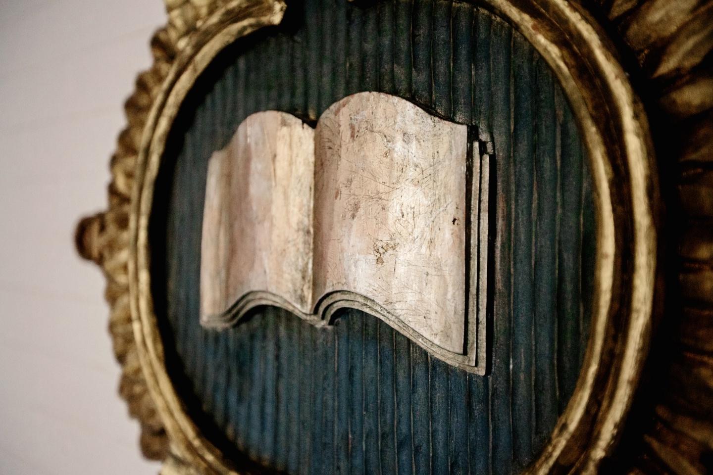 一本书打开在一个圆形的金框里