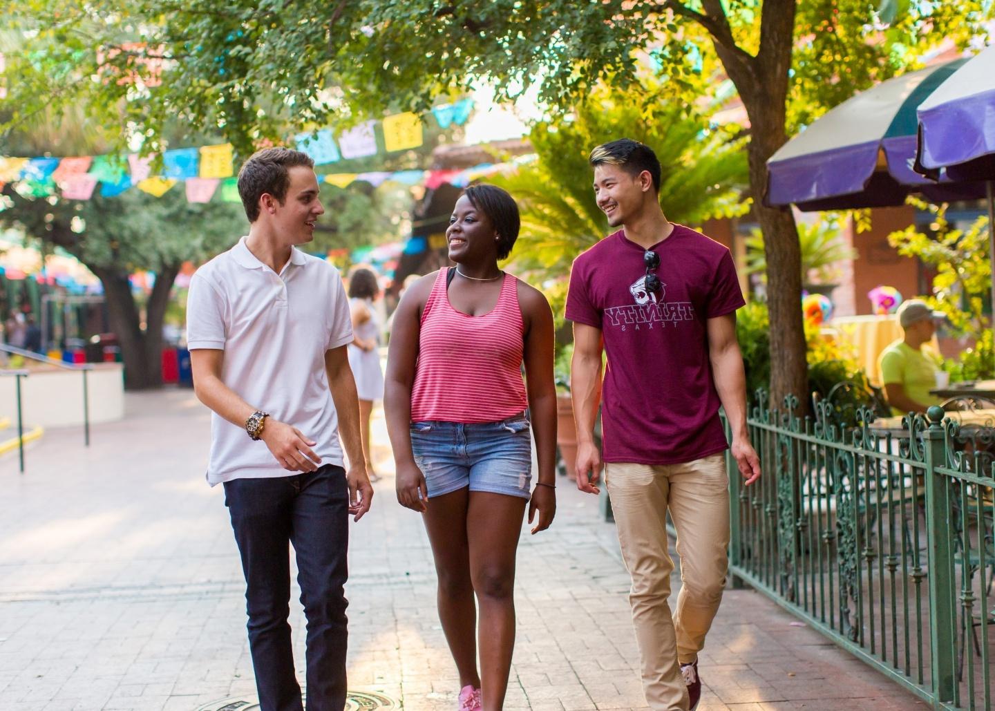 三个不同的学生走在圣安东尼奥市中心